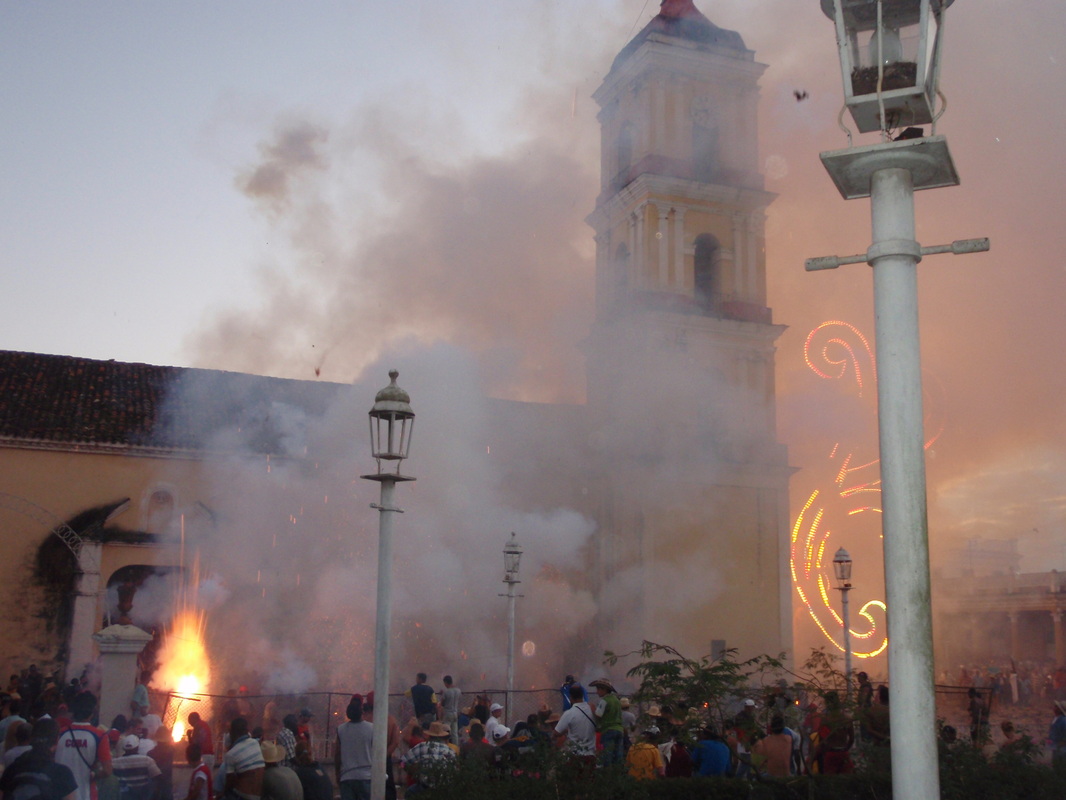 Ohnivá oslava Las Parrandas v Remedios
