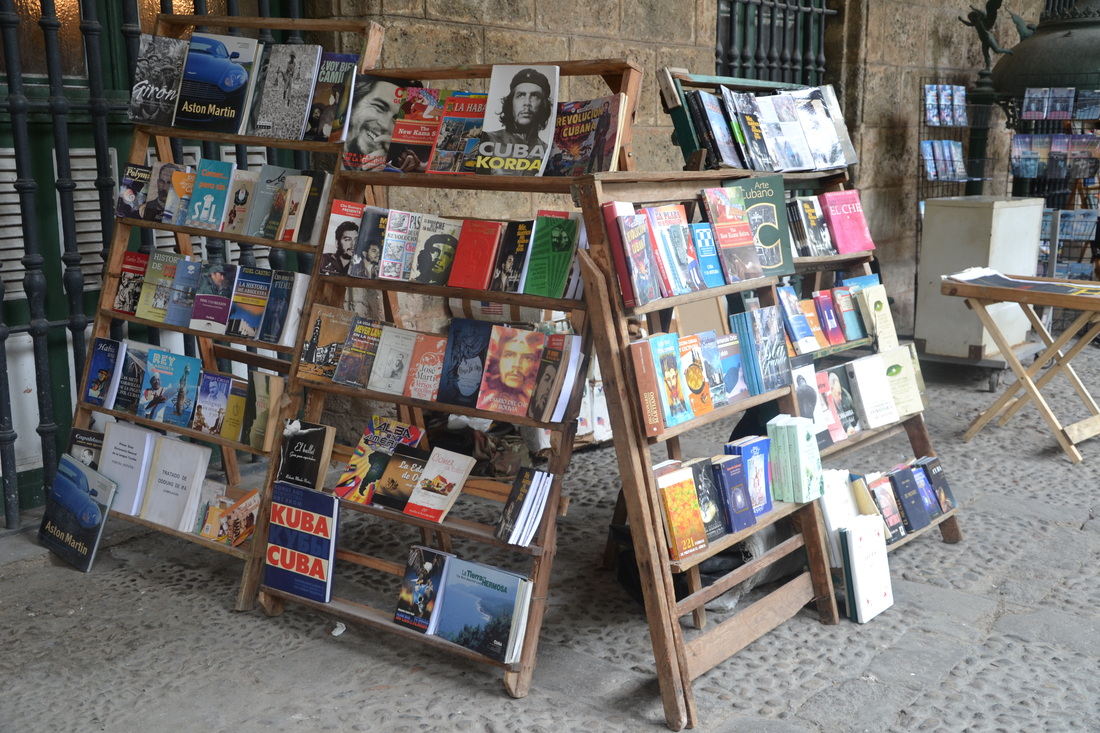 Prodej knih na Plaza de Armas v Havaně